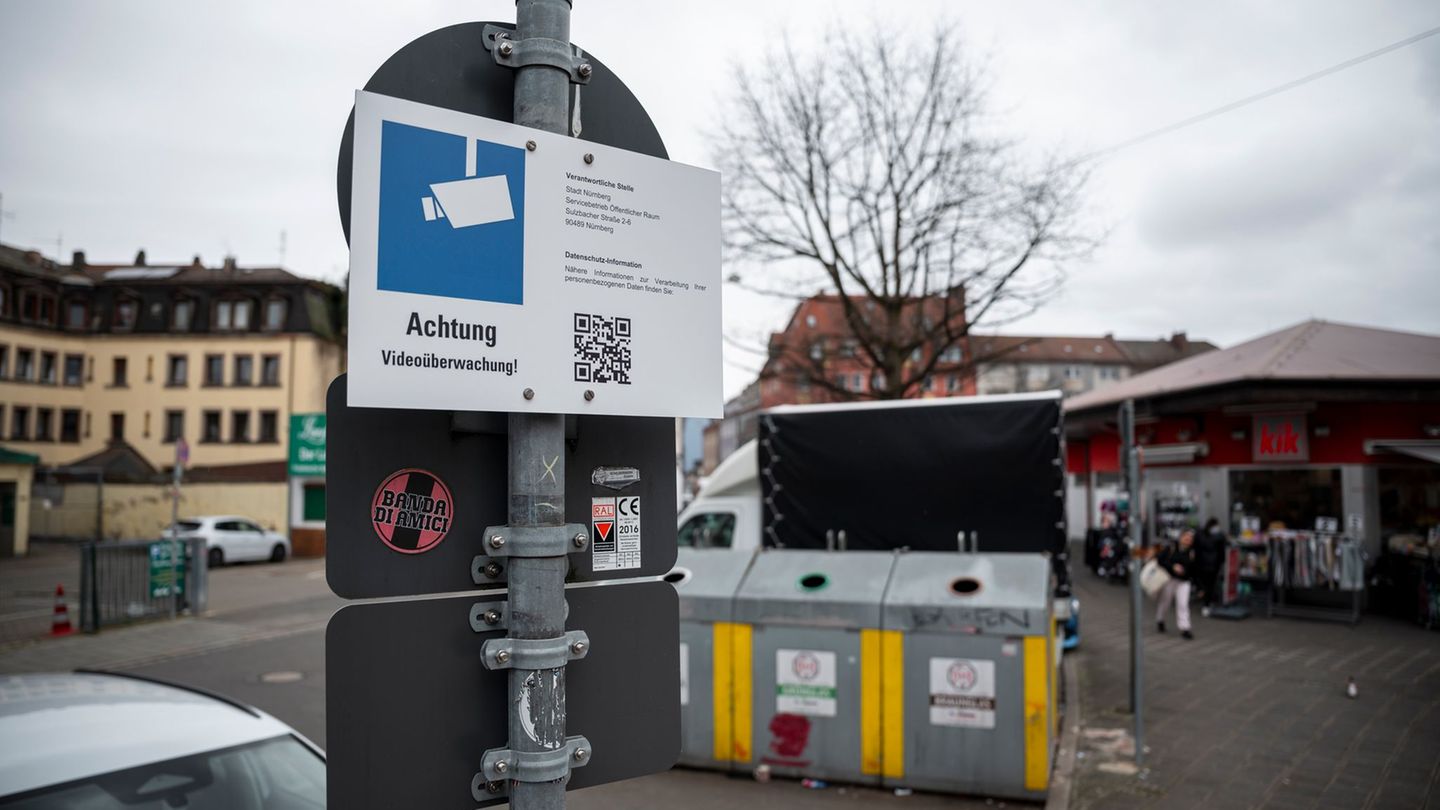 Schilder weisen auf die Videoüberwachung an den Glascontainern in der Nürnberger Südstadt hin. Dabei handelt es sich um ein Pilo