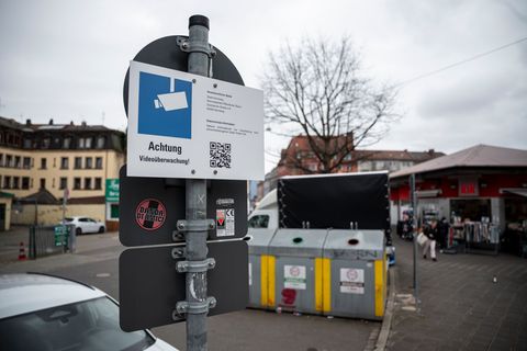 Schilder weisen auf die Videoüberwachung an den Glascontainern in der Nürnberger Südstadt hin. Dabei handelt es sich um ein Pilo