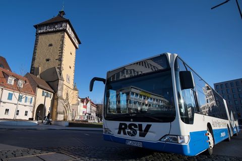 Busunternehmen warnen vor Aus für Linien auf dem Land. (Archivbild) Foto: Marijan Murat/dpa