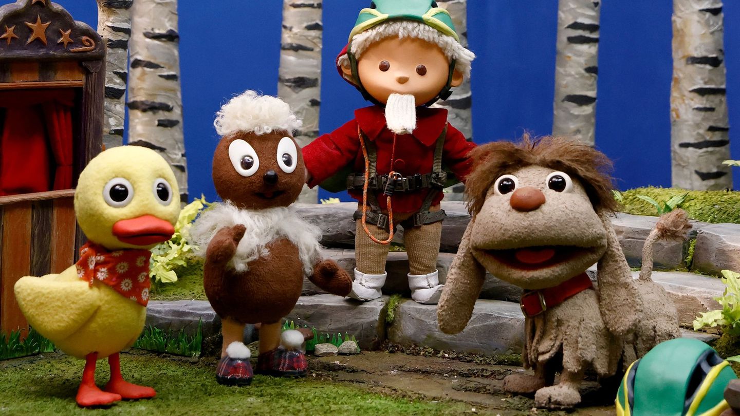 Hund Moppi (rechts im Bild) feiert Geburtstag. (Archivbild) Foto: Carsten Koall/dpa