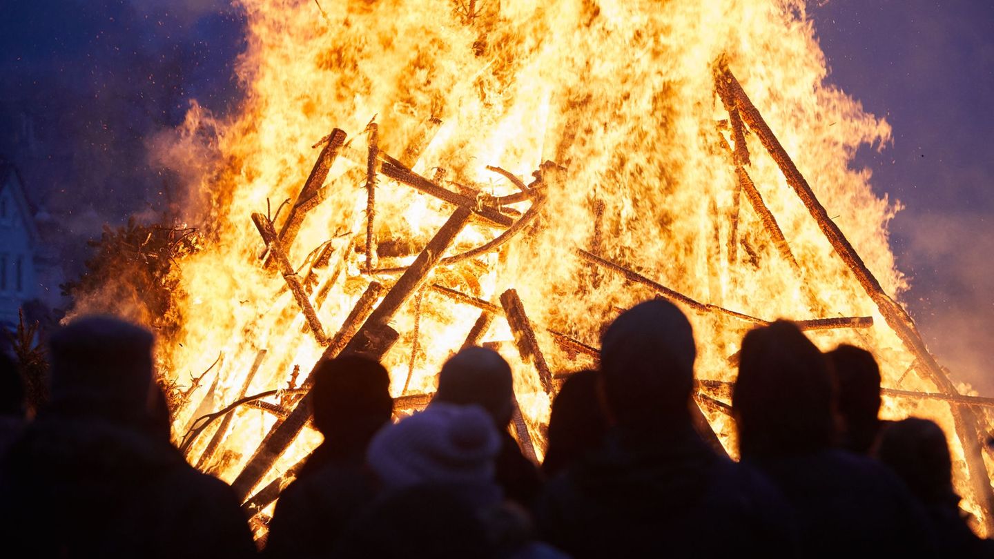 Für private Osterfeuer gibt es strenge rechtliche Vorgaben. (Archivbild) Foto: Georg Wendt/dpa