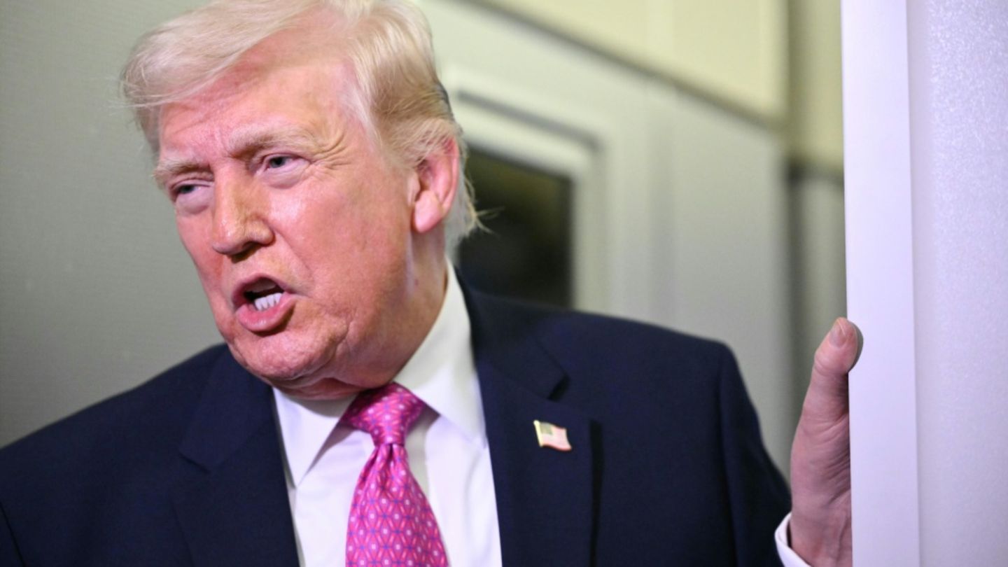 Trump an Bord der Präsidentenmaschine Air Force One