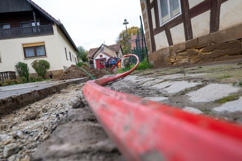 Beim Glasfaserausbau liegt Bayern nach einer Studie der bayerischen Wirtschaft hinter dem restlichen Deutschland zurück. (Archiv