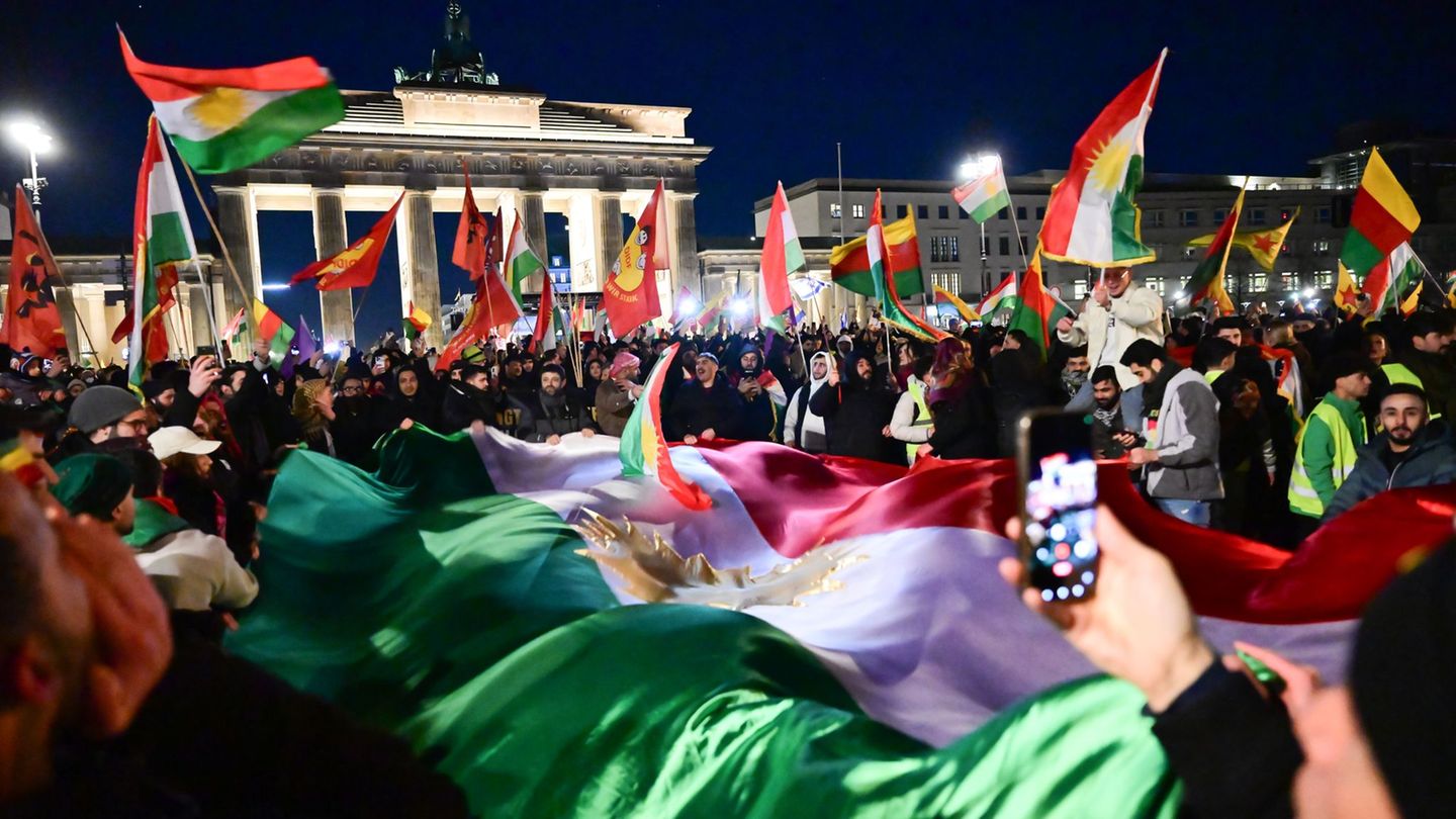 Zum Besuch des syrischen Übergangspräsidenten Ahmed al-Scharaa sind an diesem Montag erneut Gegenproteste angemeldet. (Archivbil