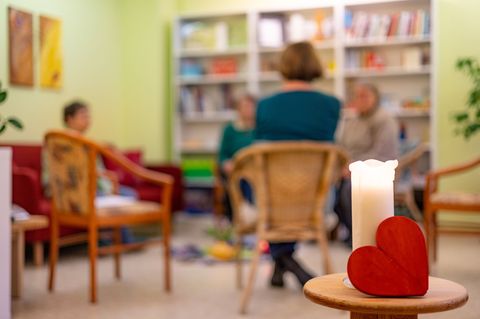 Viele Sozialarbeiterinnen und -arbeiter wirken in Beratungsstellen - doch die klagen über mangelnde finanzielle Unterstützung. (