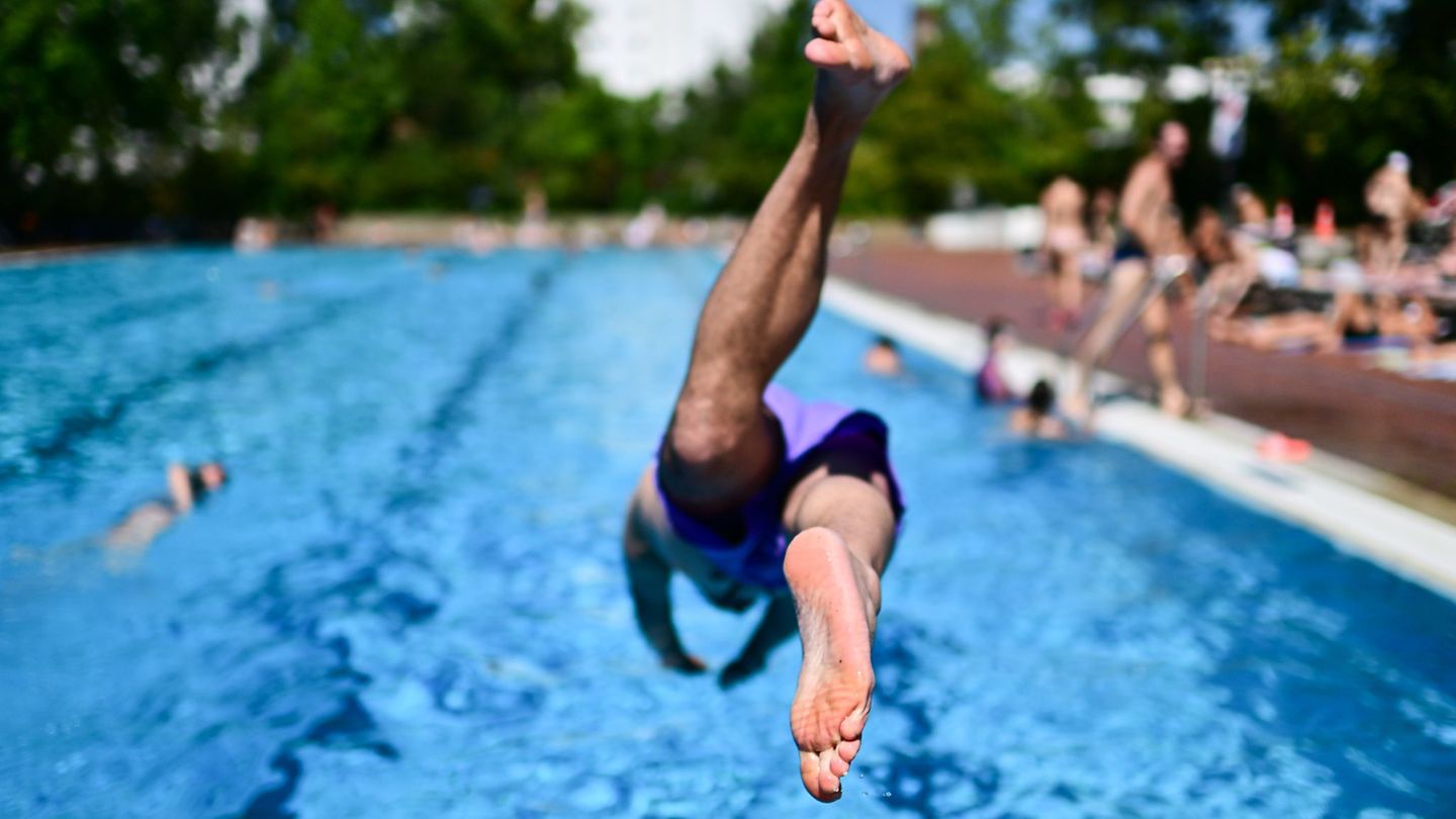 Vor Saisonbeginn: Ausweispflicht in Freibädern: Was bringen die Regeln?