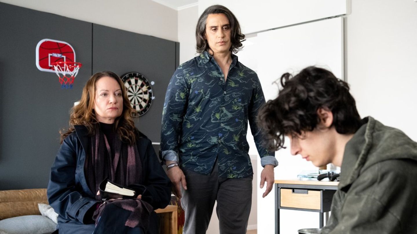 "Unter anderen Umständen: Dominiks Geheimnis": Jana Winter (Natalia Wörner, l.) befragt Kaan Sahin (Eren M. Güvercin, r.).