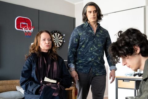 "Unter anderen Umständen: Dominiks Geheimnis": Jana Winter (Natalia Wörner, l.) befragt Kaan Sahin (Eren M. Güvercin, r.).