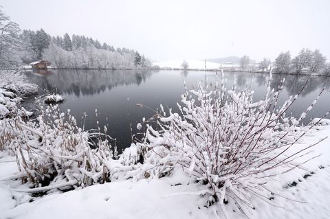 Insbesondere in den Alpen erwartet der Wetterdienst Neuschnee. Foto: Karl-Josef Hildenbrand/dpa