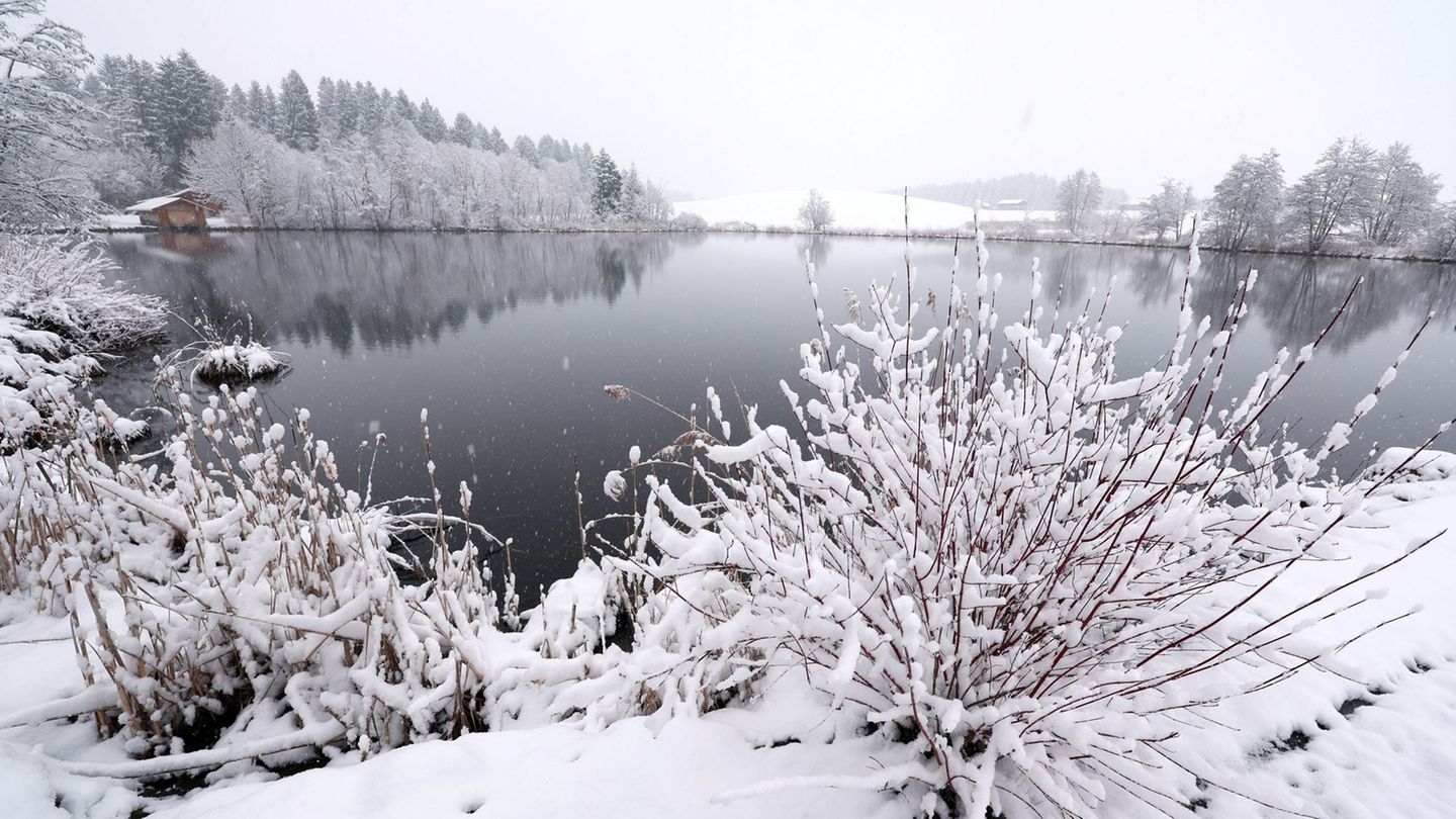 Insbesondere in den Alpen erwartet der Wetterdienst Neuschnee. Foto: Karl-Josef Hildenbrand/dpa