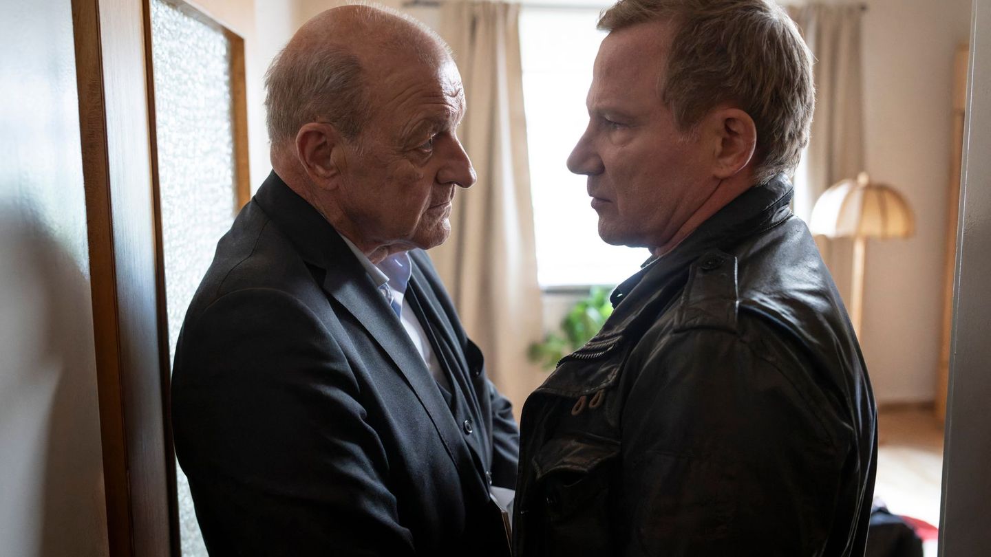 Die Figur des Kommissars Overbeck (Roland Jankowsky, rechts) gewinnt zunehmend an Bedeutung. Und sie entwickelt sich von der Karikatur zum echten Typen. Links: Privatdetektiv Wilsberg (Leonard Lansink).