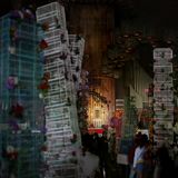 Mexiko-Stadt, Mexiko. Vogelkäfige stapeln sich nachts vor der Basilika Unserer Lieben Frau von Guadalupe. In der Karwoche pilgern zahlreiche Gläubige dorthin. Ein gutes Geschäft für Vögelverkäufer: Traditionell kaufen Pilger die Tiere, um sie als religiöse Geste wieder freizulassen.