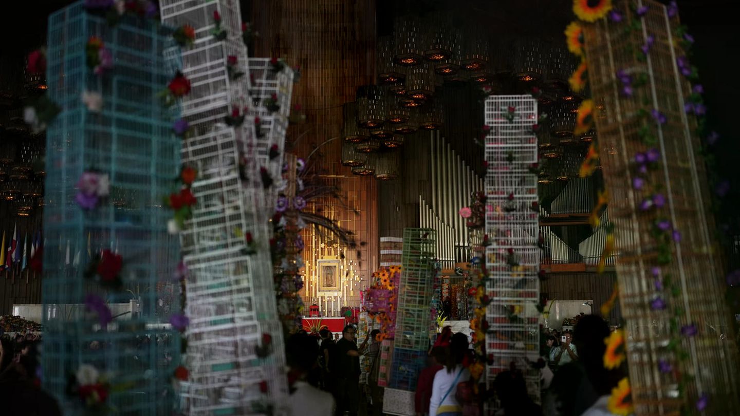 Mexiko-Stadt, Mexiko. Vogelkäfige stapeln sich nachts vor der Basilika Unserer Lieben Frau von Guadalupe. In der Karwoche pilgern zahlreiche Gläubige dorthin. Ein gutes Geschäft für Vögelverkäufer: Traditionell kaufen Pilger die Tiere, um sie als religiöse Geste wieder freizulassen.