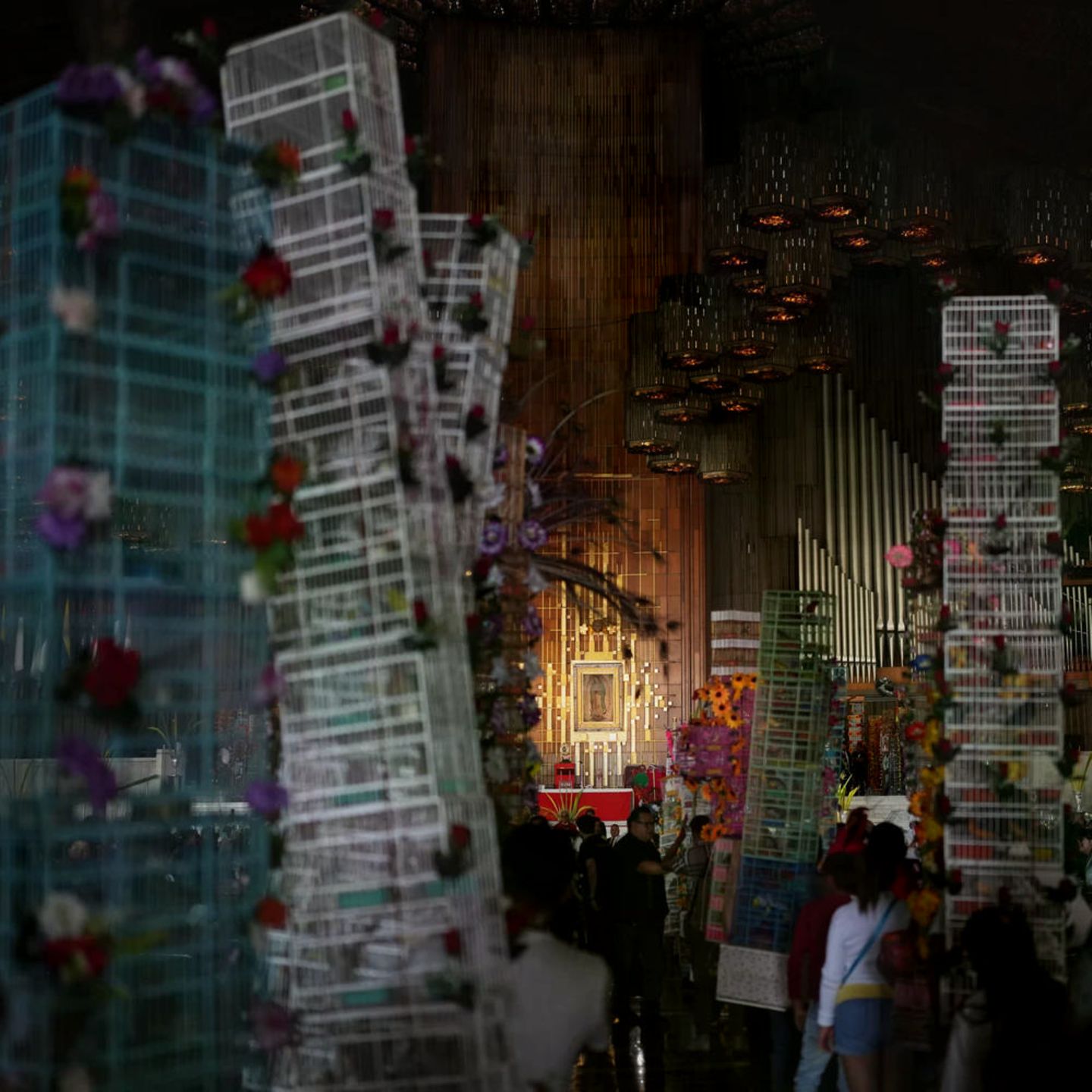 Mexiko-Stadt, Mexiko. Vogelkäfige stapeln sich nachts vor der Basilika Unserer Lieben Frau von Guadalupe. In der Karwoche pilgern zahlreiche Gläubige dorthin. Ein gutes Geschäft für Vögelverkäufer: Traditionell kaufen Pilger die Tiere, um sie als religiöse Geste wieder freizulassen.