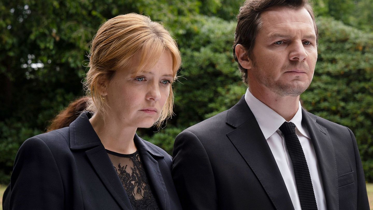 Auf Viktors Beerdigung lassen sich Nina (Laura Tonke) und Paul (Felix Klare) nichts anmerken.