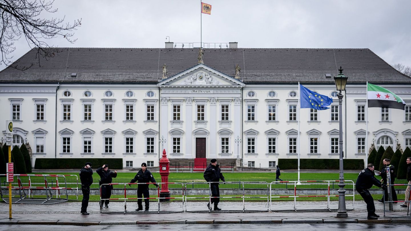 Wegen des Besuchs des syrischen Übergangspräsidenten Ahmed al-Scharaa in Berlin ist die Polizei im Großeinsatz. Foto: Kay Nietfe