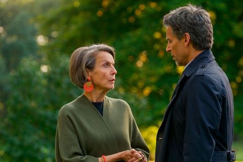 "Rote Rosen": Richard (r.) versucht seine Leute in den Aufsichtsrat der EmKa bringen, um Victoria (l.) loszuwerden.