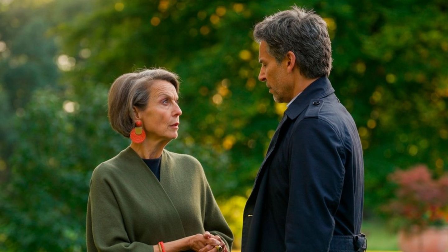 "Rote Rosen": Richard (r.) versucht seine Leute in den Aufsichtsrat der EmKa bringen, um Victoria (l.) loszuwerden.