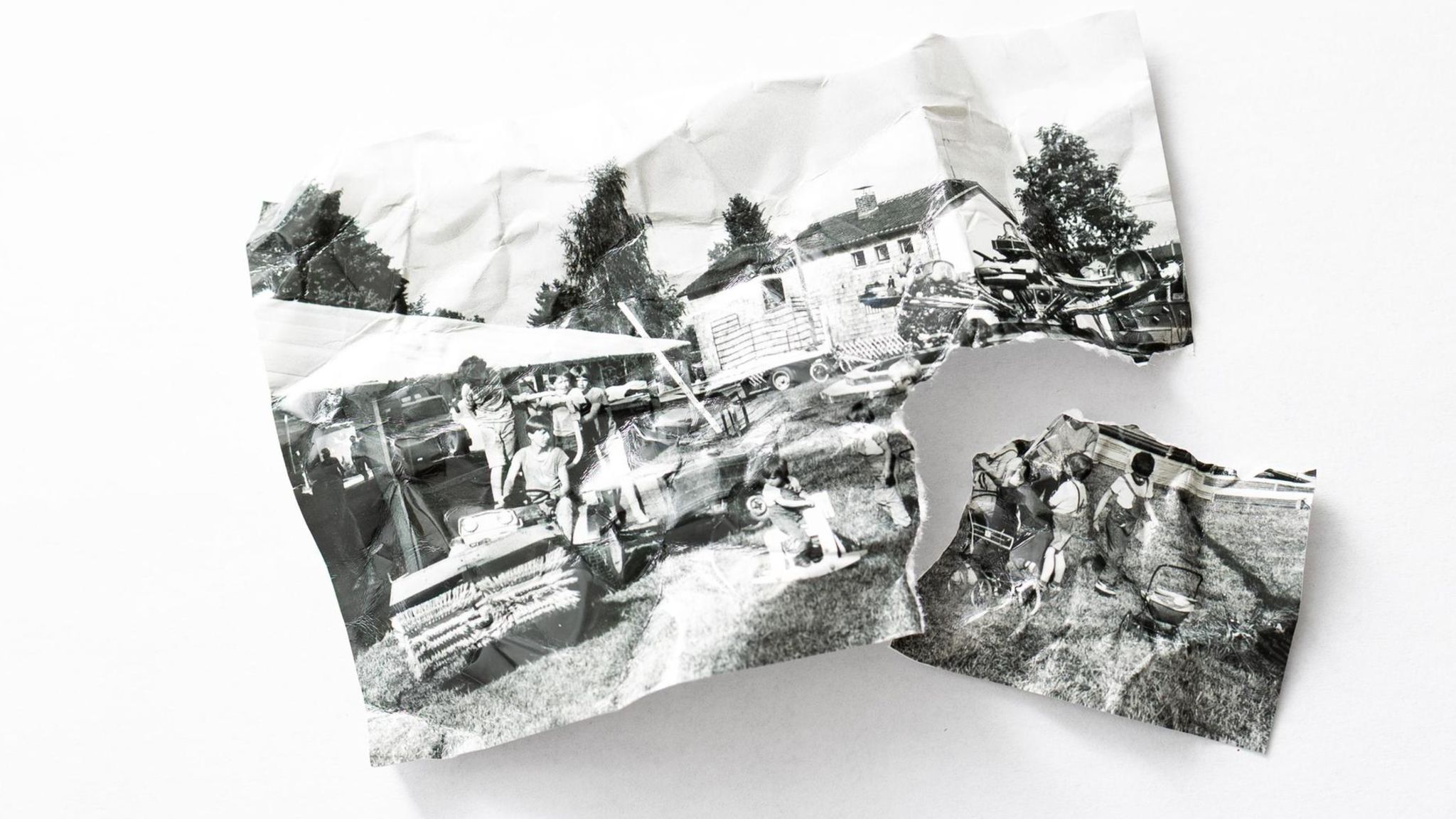 SOS-Kinderdörfer: Ein zerknittertes Bild mit Riss