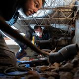 Zwei Männer reparieren Abwasserrohre