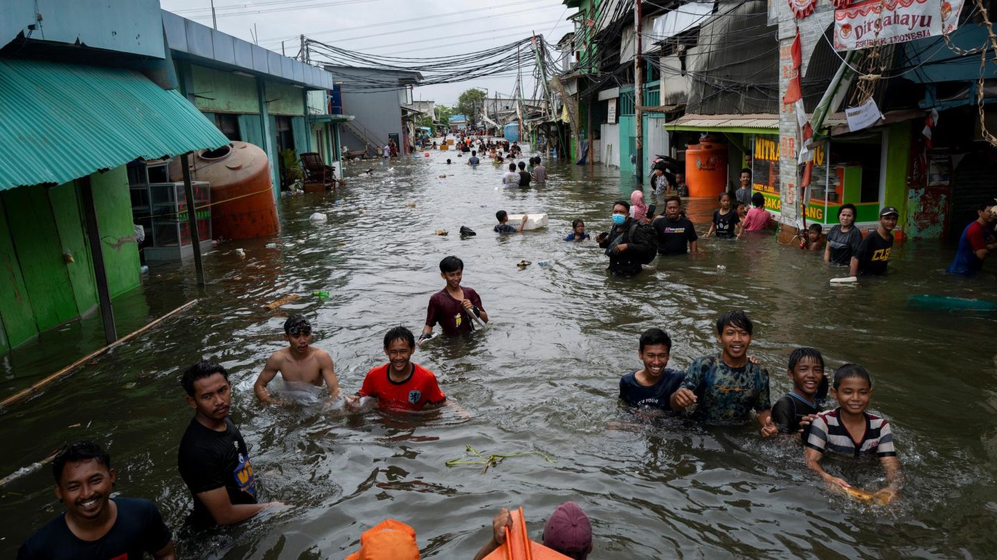 Überschwemmter Stadtteil voller Bewohner im Wasser