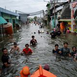 Überschwemmter Stadtteil voller Bewohner im Wasser