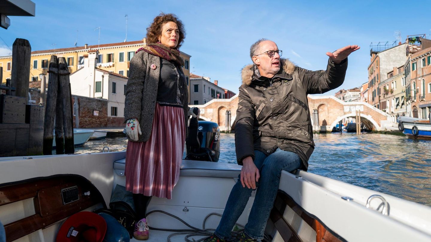 Eine Frau und Pietro Teatini auf einem kleinen Motorboot