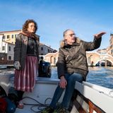 Eine Frau und Pietro Teatini auf einem kleinen Motorboot