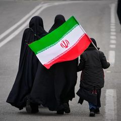 Menschen mit Flagge im Iran