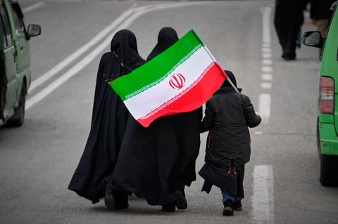 Menschen mit Flagge im Iran