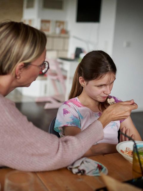 Mutter hilft Tochter Emmi beim Essen