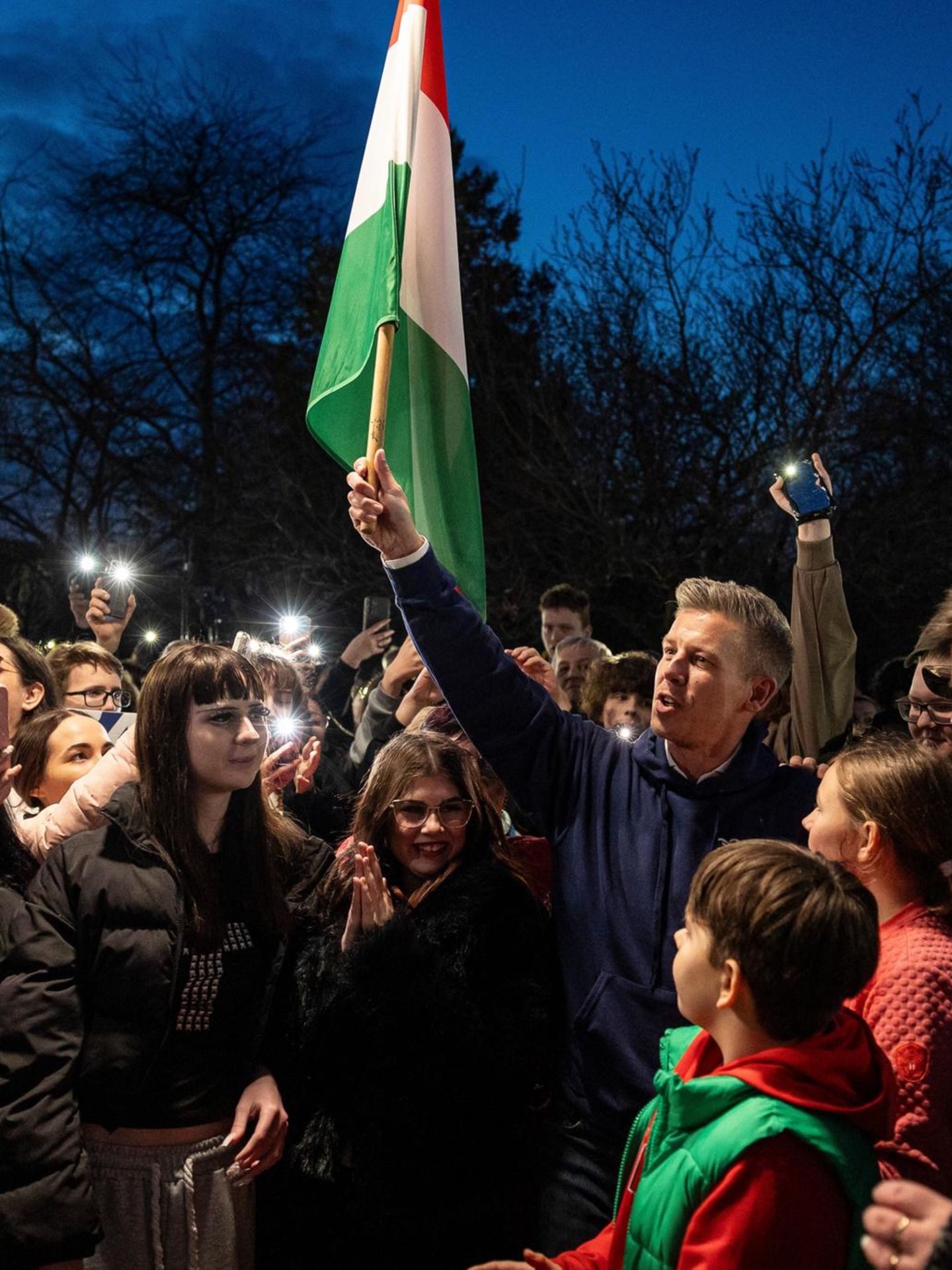 Ungarn: Oppositionsführer Péter Magyar (mit Fahne) und Anhänger in der Nähe von Budapest