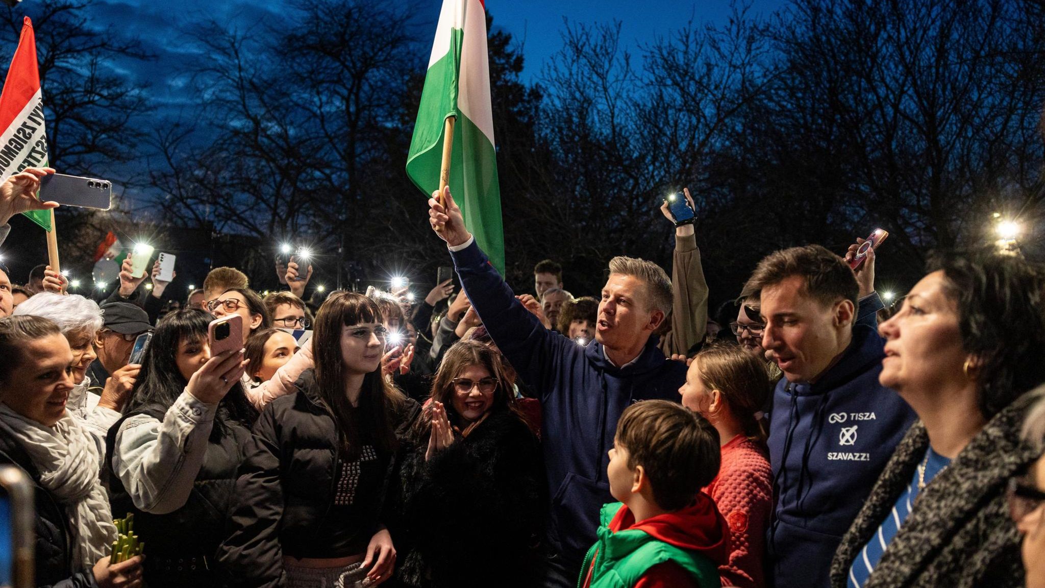 Ungarn: Oppositionsführer Péter Magyar (mit Fahne) und Anhänger in der Nähe von Budapest