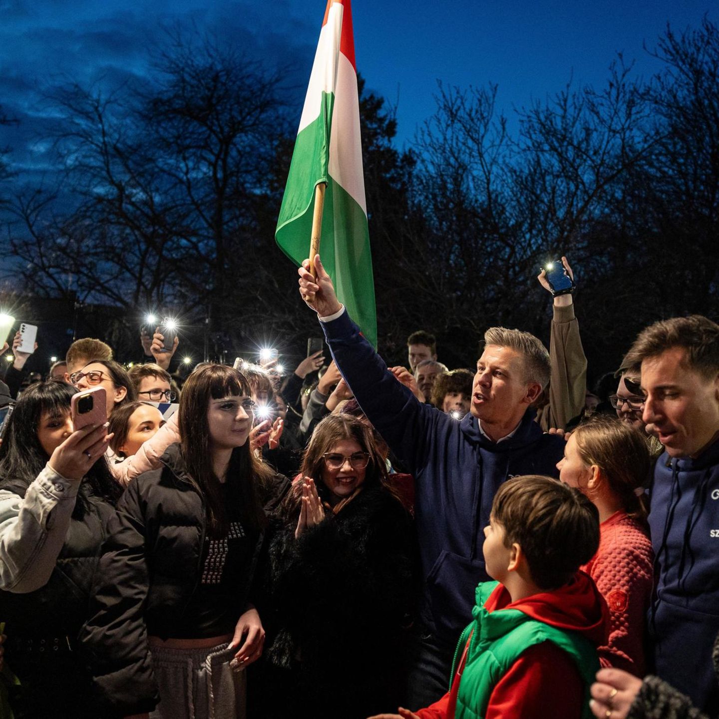 Ungarn: Oppositionsführer Péter Magyar (mit Fahne) und Anhänger in der Nähe von Budapest