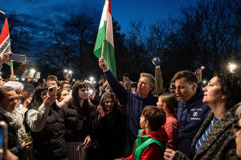 Ungarn: Oppositionsführer Péter Magyar (mit Fahne) und Anhänger in der Nähe von Budapest