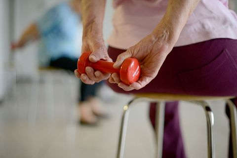 Zu dem neuen Programm der gesetzlichen Krankenkassen in Thüringen für Osteoporose-Patienten gehört auch Bewegungstraining. (Symb