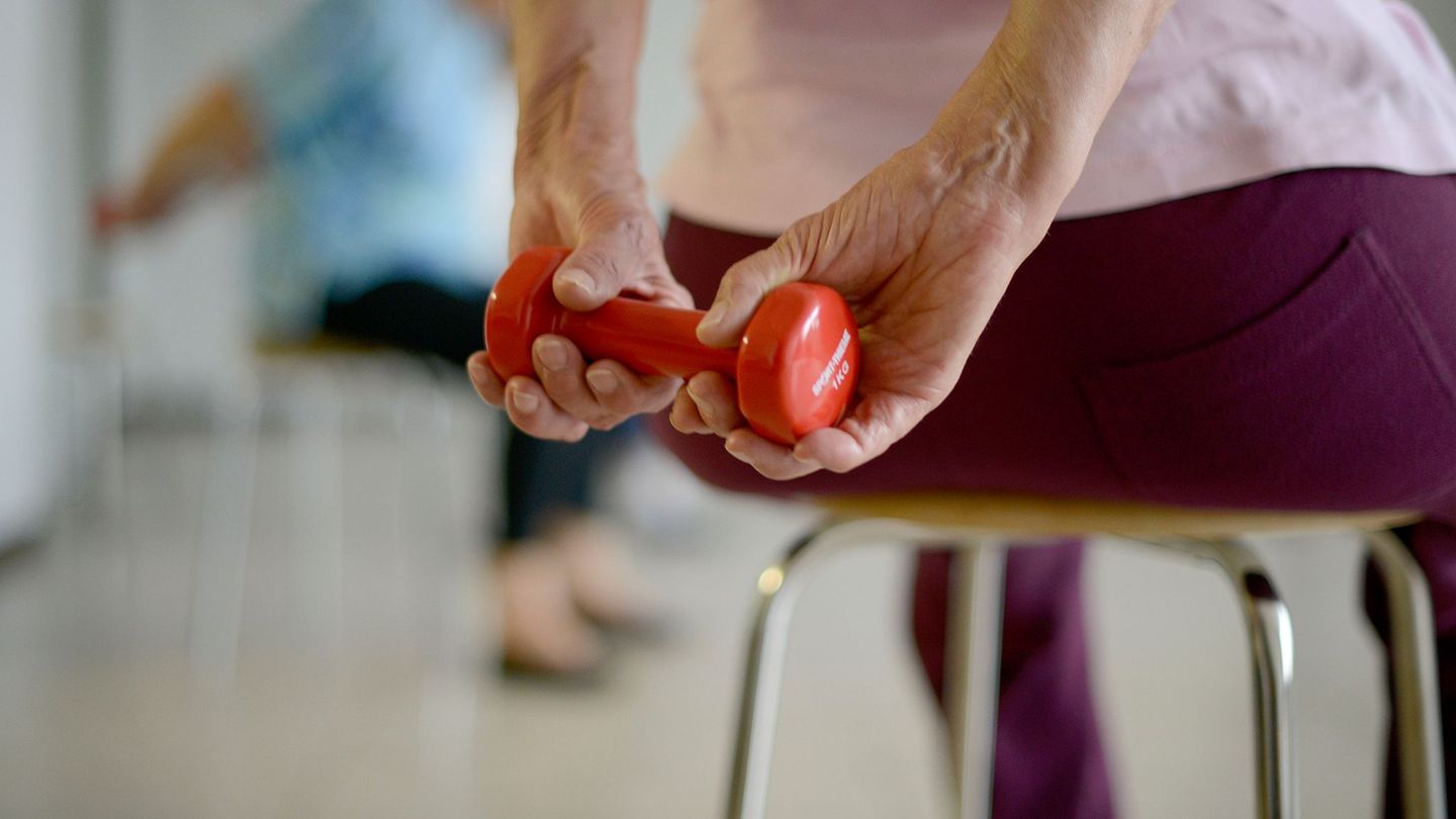 Zu dem neuen Programm der gesetzlichen Krankenkassen in Thüringen für Osteoporose-Patienten gehört auch Bewegungstraining. (Symb