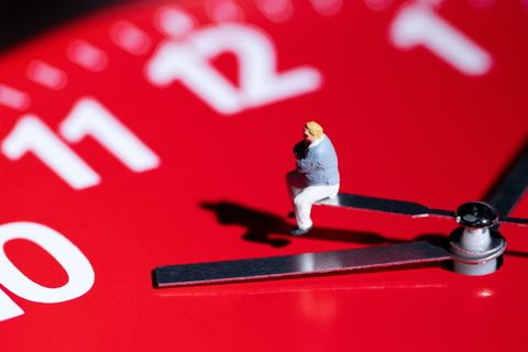 Figur auf einem Uhrzeiger