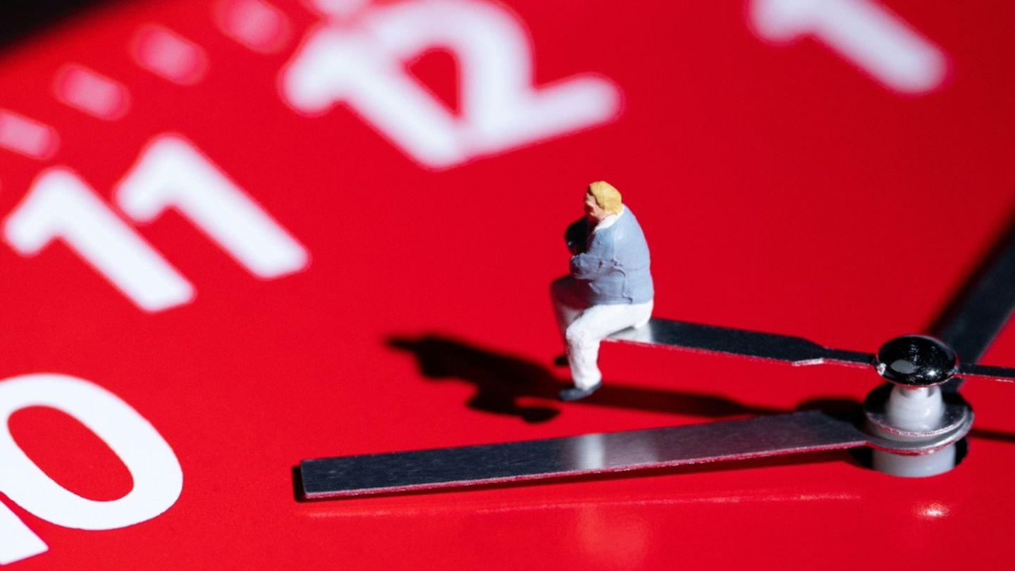 Figur auf einem Uhrzeiger