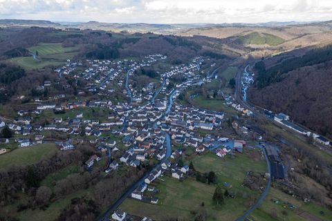 Gordon Schnieder kommt aus einem Eifelort an der Kyll. Foto: Harald Tittel/dpa