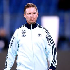 Julian Nagelsmann läuft vor dem DFB-Länderspiel in Basel an der Seitenlinie entlang