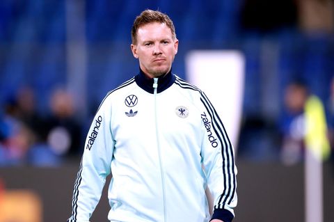 Julian Nagelsmann läuft vor dem DFB-Länderspiel in Basel an der Seitenlinie entlang