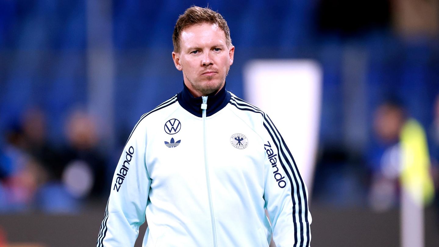 Julian Nagelsmann läuft vor dem DFB-Länderspiel in Basel an der Seitenlinie entlang