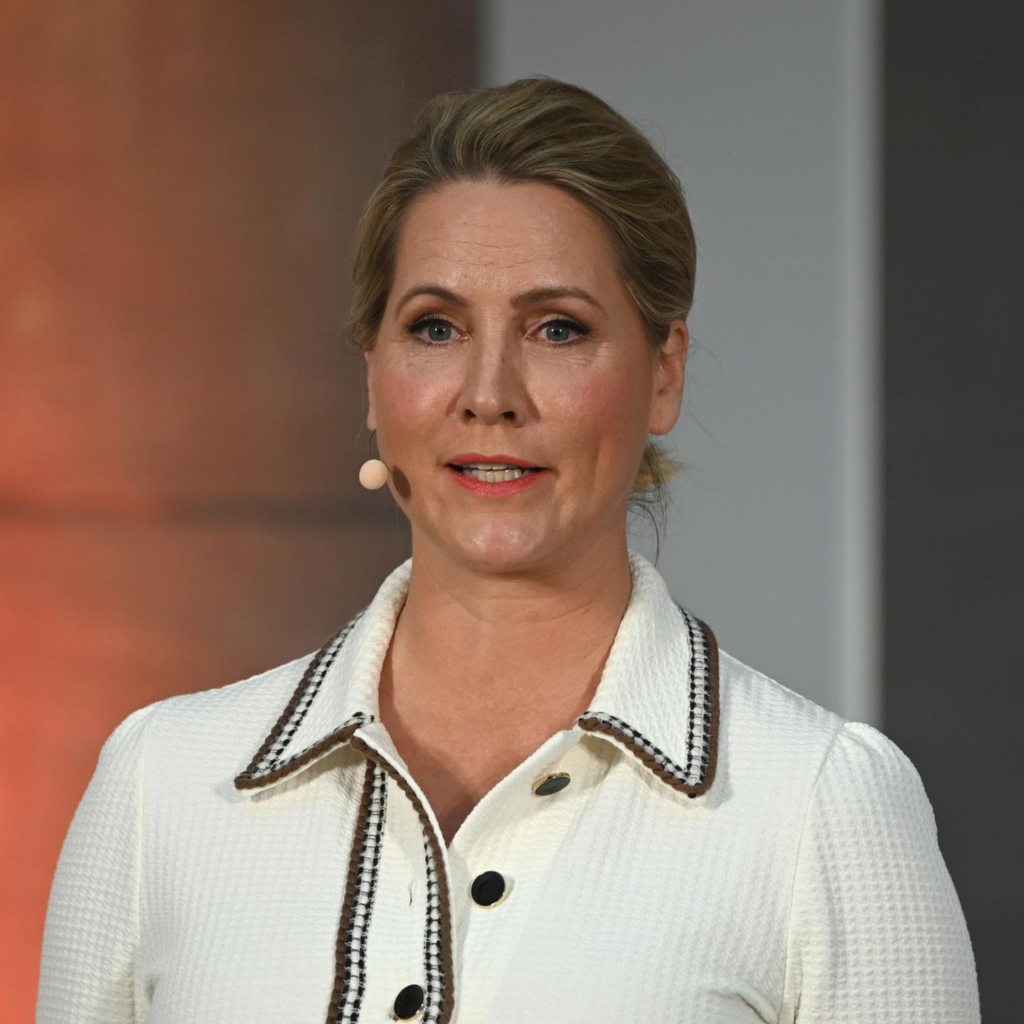 Judith Rakers spricht in ein am Kopf befestigtes Mikrofon