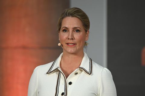 Judith Rakers spricht in ein am Kopf befestigtes Mikrofon