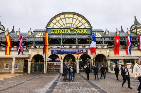 Über dem Haupteingang eröffnete Roland Mack in den vergangenen Jahren traditionell die neue Saison. Foto: Philipp von Ditfurth/d
