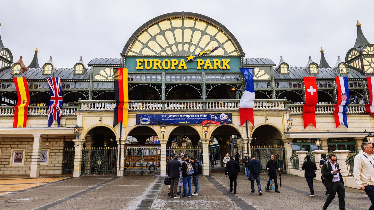 Über dem Haupteingang eröffnete Roland Mack in den vergangenen Jahren traditionell die neue Saison. Foto: Philipp von Ditfurth/d