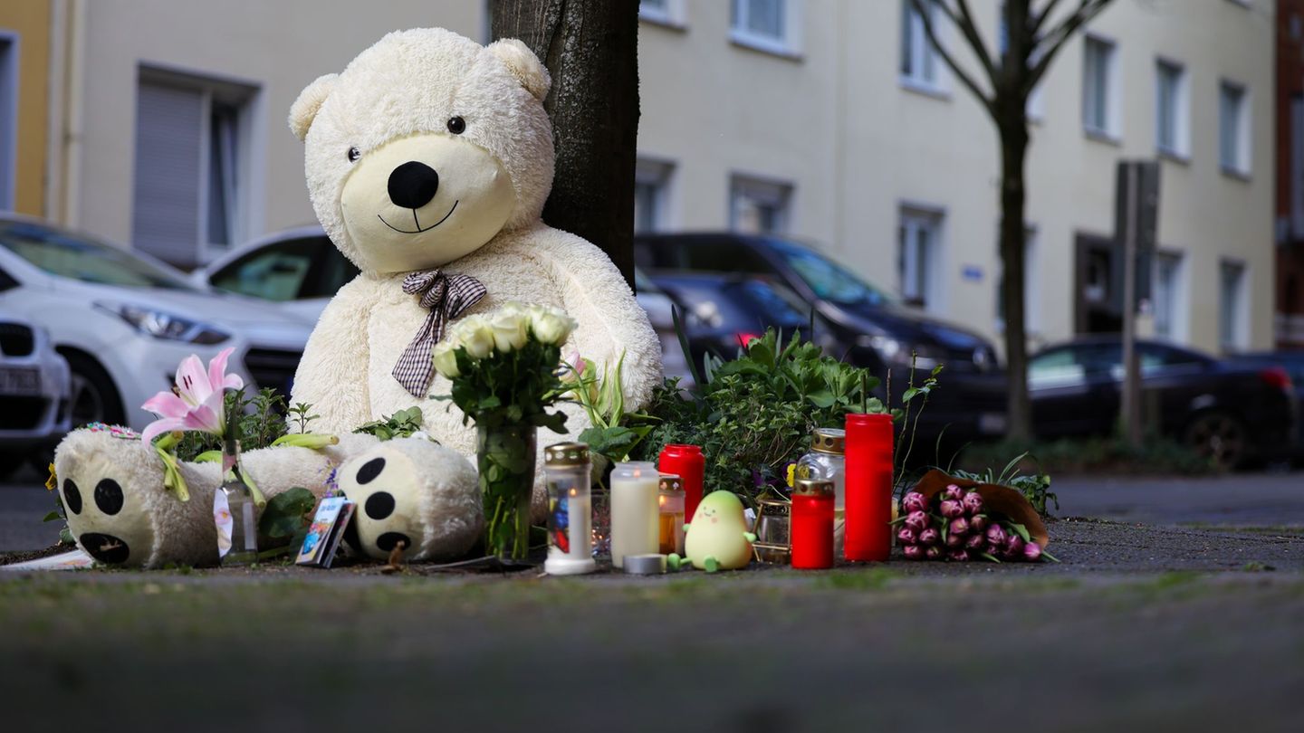 Die Anteilnahme nach der schrecklichen Tat in Witten ist groß. Foto: Christoph Reichwein/dpa