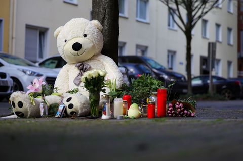 Die Anteilnahme nach der schrecklichen Tat in Witten ist groß. Foto: Christoph Reichwein/dpa