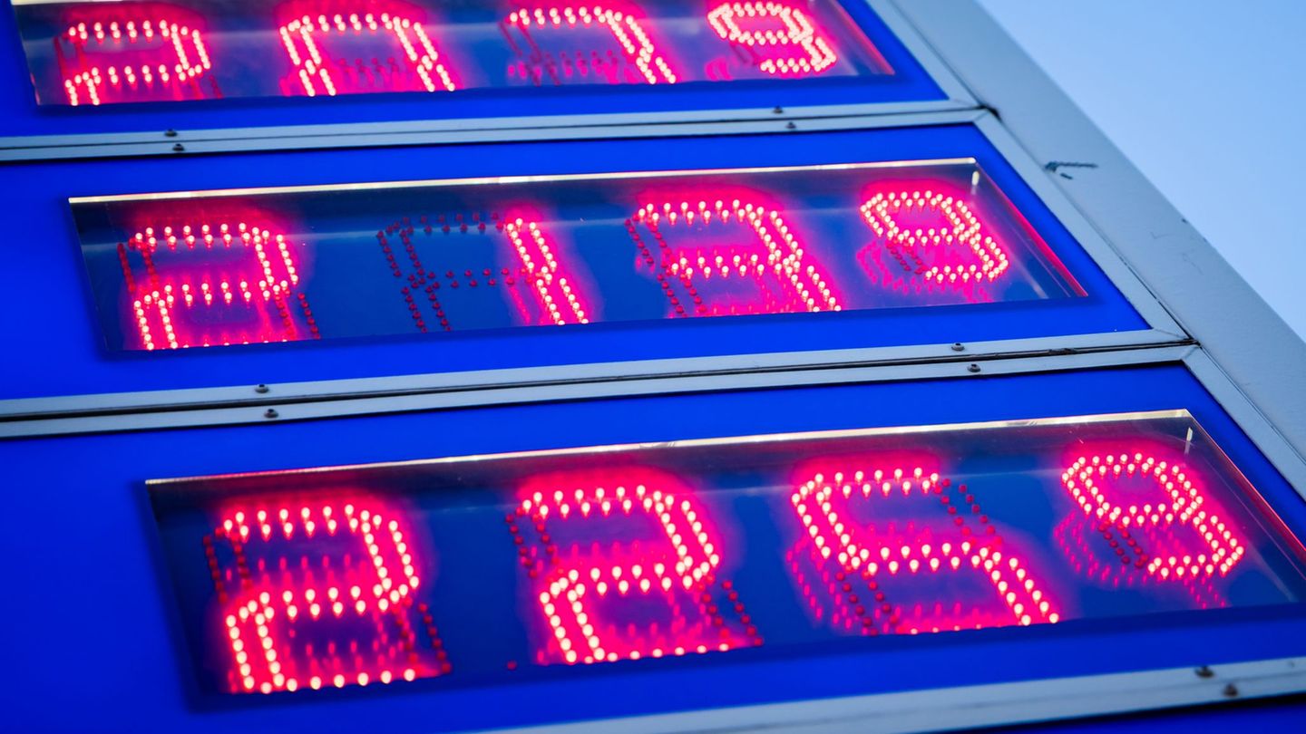 Die gestiegenen Spritpreise haben auch in Berlin und Brandenburg die Inflation nach oben getrieben. (Symbolbild) Foto: Christoph